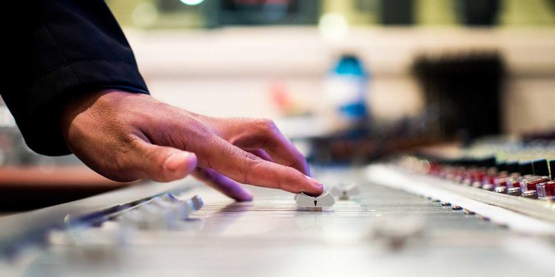 工业平板电脑如何成为AGV小车导航与控制的核心？深度解析嵌入式解决方案