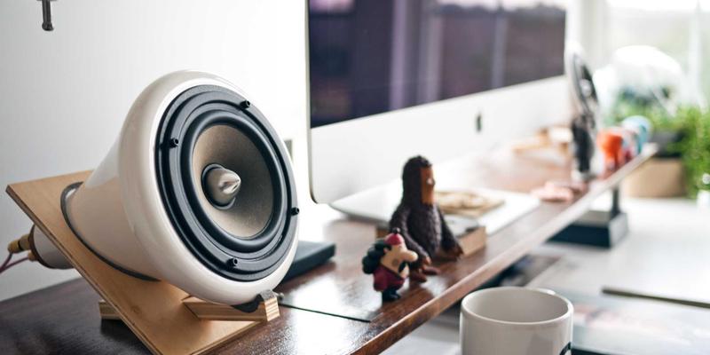 工业触摸屏技术深度解析：电阻屏、电容屏与红外屏在嵌入式解决方案中的优劣对比